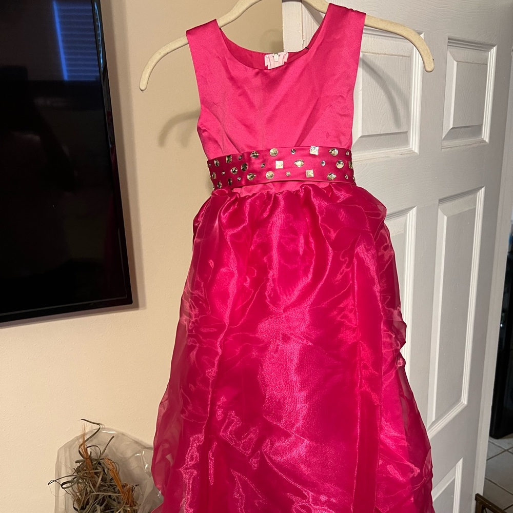Brand new never worn. Flower girl dress size 6. Rose colored.